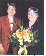 Dr.Waltraud Deckelmann und Hildegard Mayerhofer bei der Ehrung