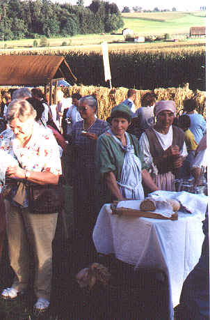 Rechts. Wurstverkäuferinnen 