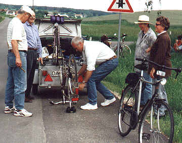 Chefmechaniker Horst repariert das Radl am Ziel 